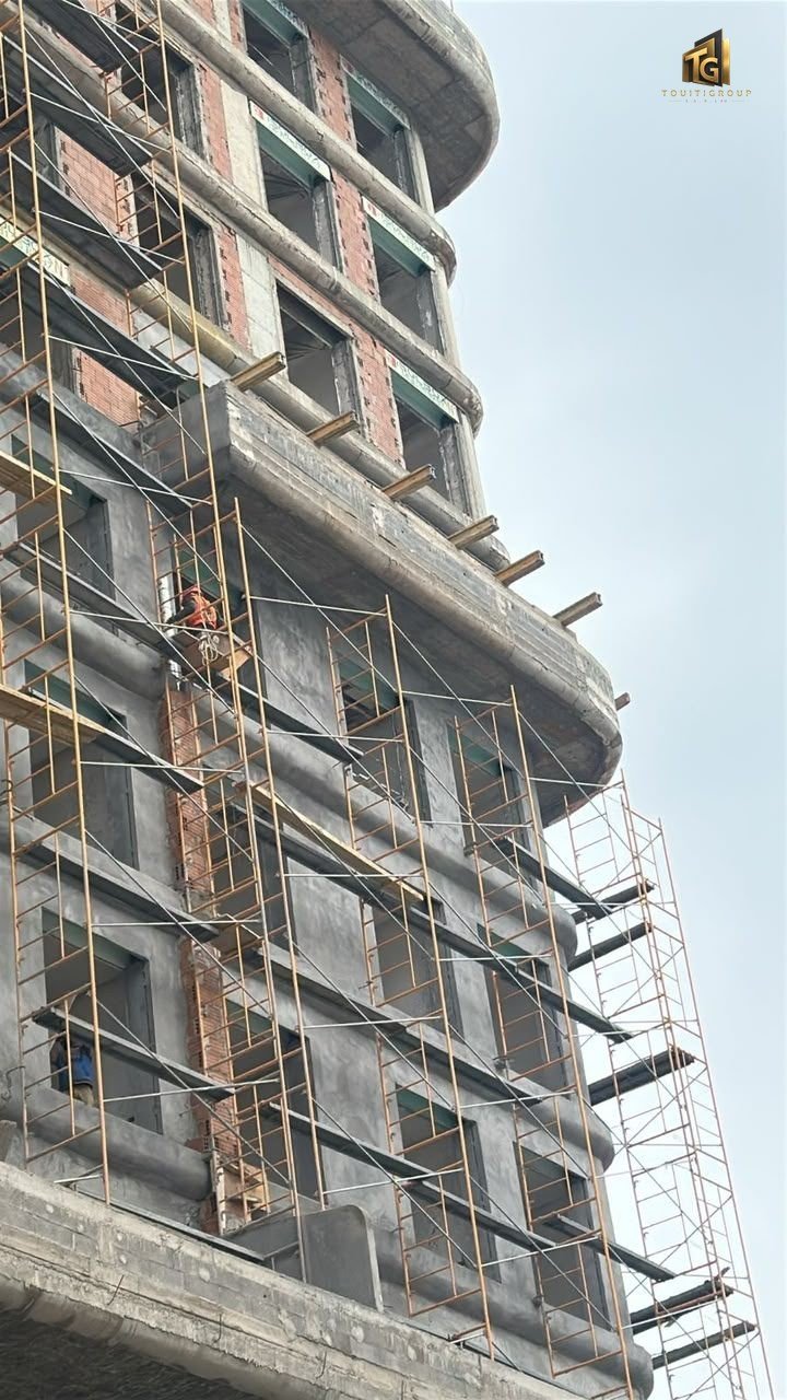 Échafaudage sur façade d'immeuble en construction — TOUITIGROUP