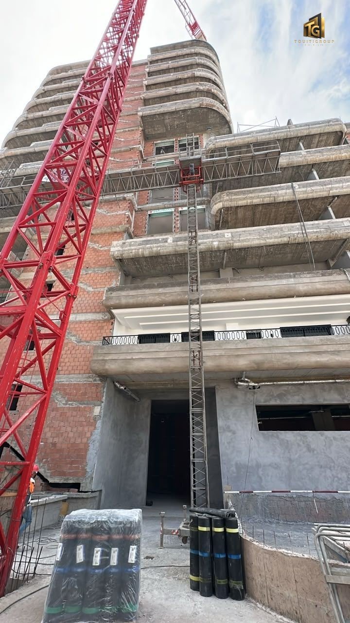 Immeuble en construction avec grue à tour — TOUITIGROUP
