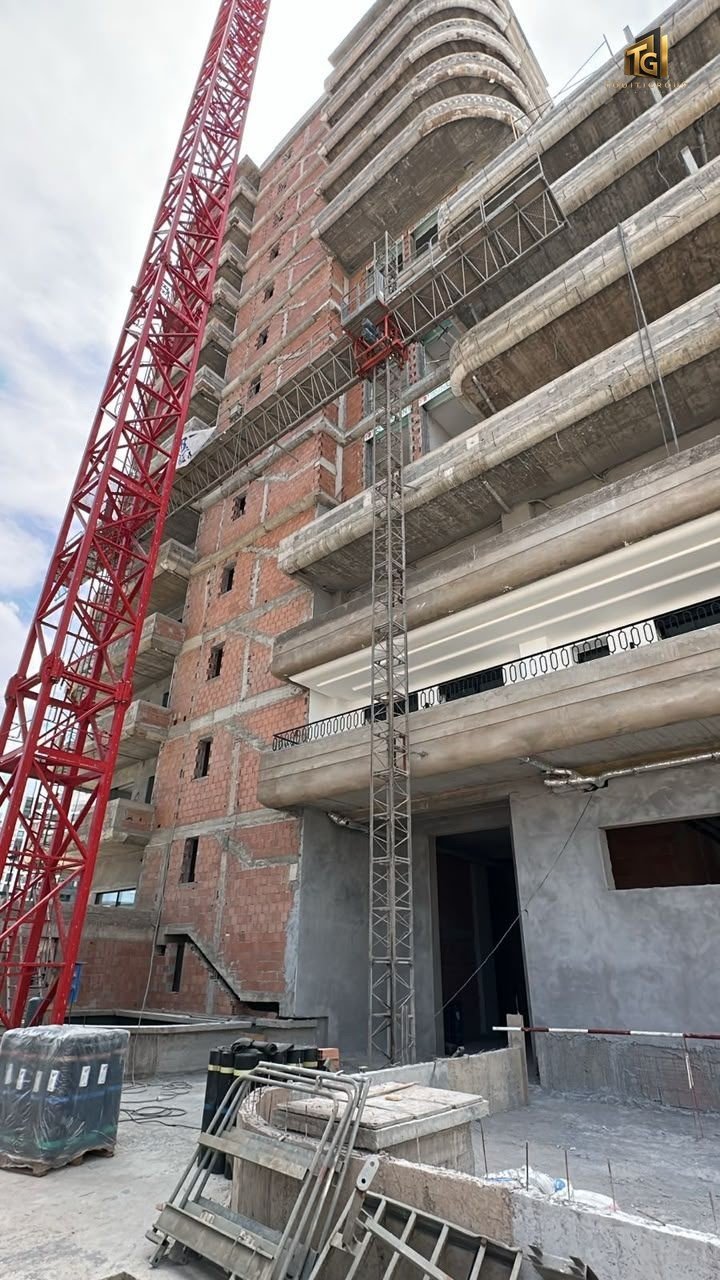 Chantier immeuble en hauteur avec grue — TOUITIGROUP